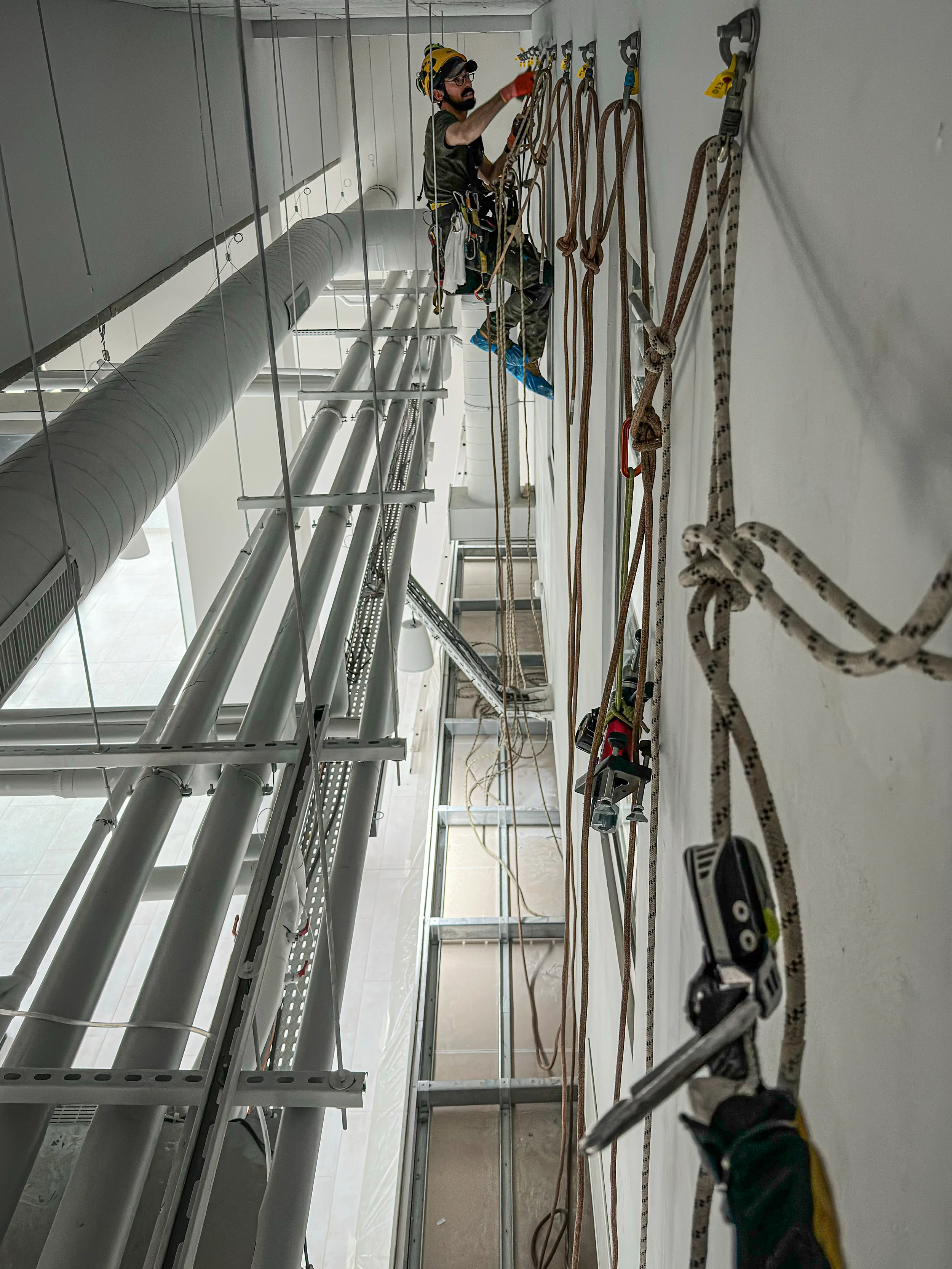 Intervention de cordistes MS Access pour finition et ancrages en hall chez EIFFAGE à Bordeaux (bâtiment) – 2